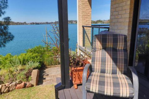 Elysium Lakehouse - Accommodation Newcastle 4