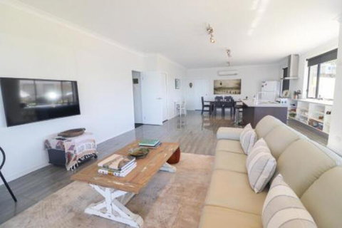 Elysium Lakehouse - Accommodation Newcastle 7