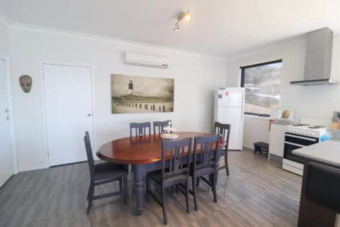 Elysium Lakehouse - Accommodation Newcastle 6