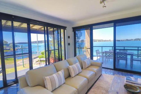 Elysium Lakehouse - Accommodation Newcastle 5