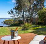 Braeside waterfront fireplace - Accommodation Newcastle