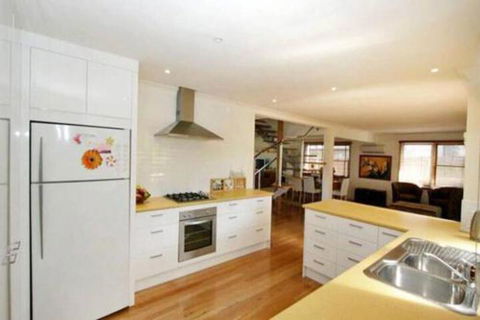 Illalangi Views Pool Walk To Beach - Accommodation Newcastle 3