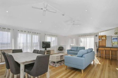 SEAVIEW Ocean Views From A Modern Townhouse - Accommodation Newcastle 0