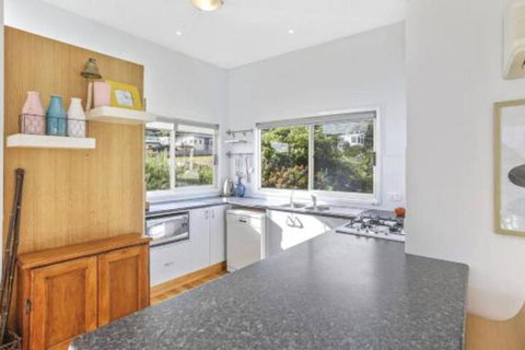 SEAVIEW Ocean Views From A Modern Townhouse - Accommodation Newcastle 5