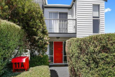 SEAVIEW Ocean Views From A Modern Townhouse - Accommodation Newcastle 4