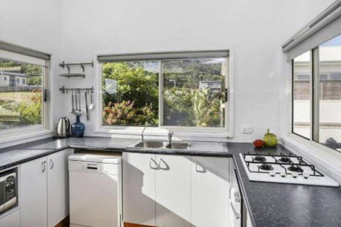 SEAVIEW Ocean Views From A Modern Townhouse - Accommodation Newcastle 2