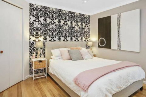 SEAVIEW Ocean Views From A Modern Townhouse - Accommodation Newcastle 3