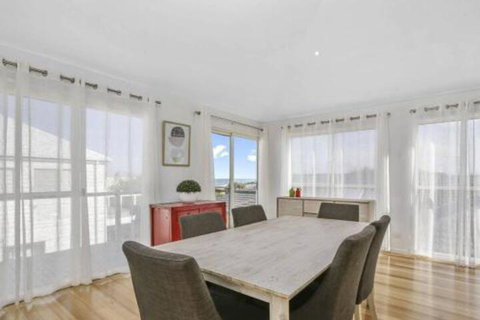SEAVIEW Ocean Views From A Modern Townhouse - Accommodation Newcastle 6