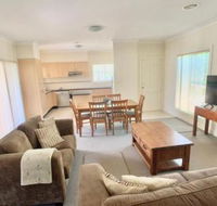 Spacious 2 Bed 2 Bath Villa Central Location Quiet - Accommodation Newcastle