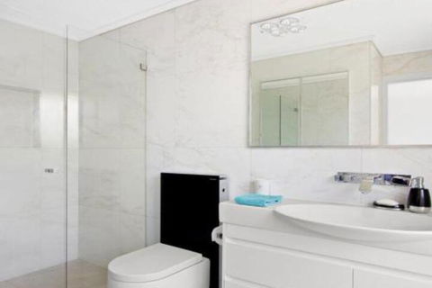 Karelda Absolute Waterfront Pet Friendly Property - Accommodation Newcastle 7