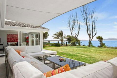 Karelda Absolute Waterfront Pet Friendly Property - Accommodation Newcastle 5