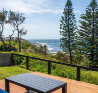 Seaview Pet Friendly with Stunning Views 1 Min to Beach - Accommodation Newcastle