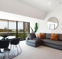 THE HYDEAWAY LUXE HYDE PARK CITY APARTMENT hosted by LAbode Accommodation - Accommodation Newcastle