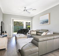 Wowly Waters Pet Friendly 1 Min Walk to Beach - Accommodation Newcastle