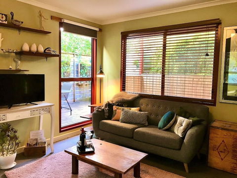 Sutton Spring Art Retreats - Accommodation Newcastle 3