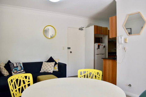 Quiet 1 Bedroom Flat In Concord - Accommodation Newcastle 1