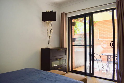 Quiet 1 Bedroom Flat In Concord - Accommodation Newcastle 6