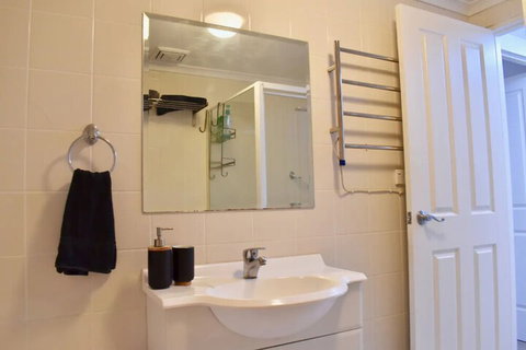 Quiet 1 Bedroom Flat In Concord - Accommodation Newcastle 5