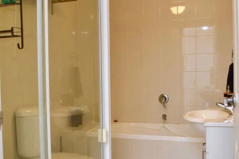 Quiet 1 Bedroom Flat In Concord - Accommodation Newcastle 3