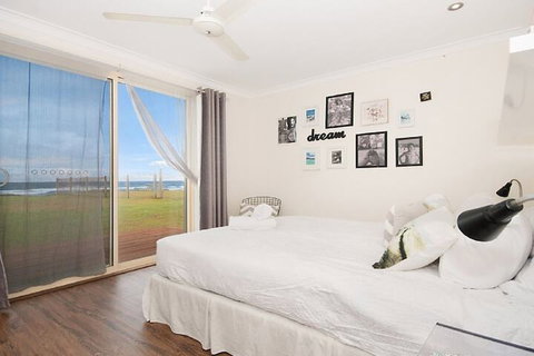 La Plage - Accommodation Newcastle 5
