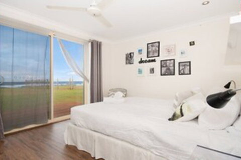 La Plage - Accommodation Newcastle 3