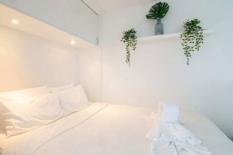 Bright 1 Bedroom Studio With Amazing City Views - Accommodation Newcastle 0