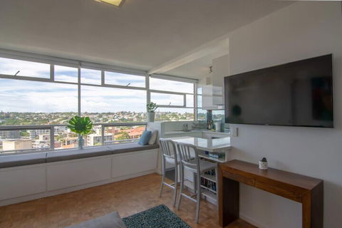 Bright 1 Bedroom Studio With Amazing City Views - Accommodation Newcastle 7