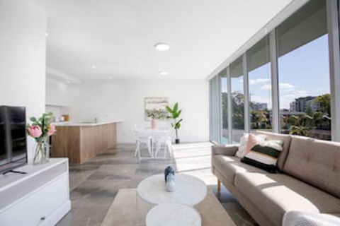 Wow Southport Apartment Near Light Rail Station - Accommodation Newcastle 0