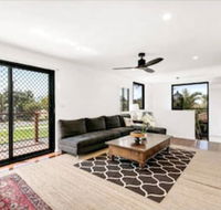 Spacious 2 Bedroom Townhouse in Southport - Accommodation Newcastle
