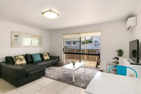 Contemporary 2 Bedroom Beachfront Apartment - Accommodation Newcastle 6