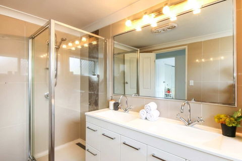 Contemporary 2 Bedroom Beachfront Apartment - Accommodation Newcastle 0