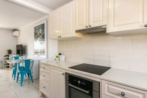 Contemporary 2 Bedroom Beachfront Apartment - Accommodation Newcastle 1