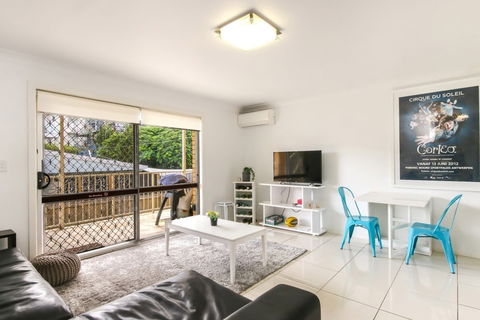Contemporary 2 Bedroom Beachfront Apartment - Accommodation Newcastle 5