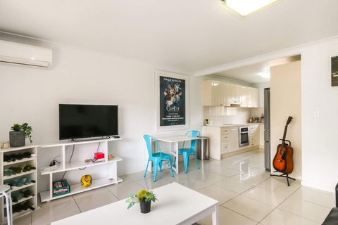 Contemporary 2 Bedroom Beachfront Apartment - Accommodation Newcastle 2