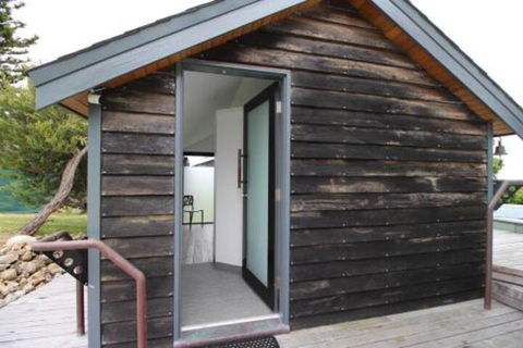 Boathouse Nearly In The Water & Wonderful Views - Accommodation Newcastle 2