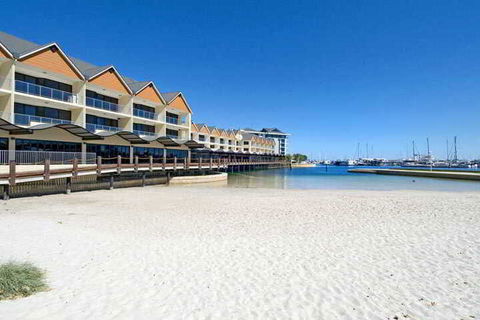 Quality Suites Crest Mandurah - Accommodation Newcastle 6