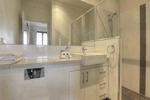 Quality Suites Crest Mandurah - Accommodation Newcastle 2