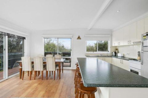 THE BEACH HIVE PET FRIENDLY (OUTSIDE ONLY) INLET SIDE - Accommodation Newcastle 4