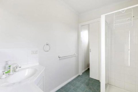 THE BEACH HIVE PET FRIENDLY (OUTSIDE ONLY) INLET SIDE - Accommodation Newcastle 5