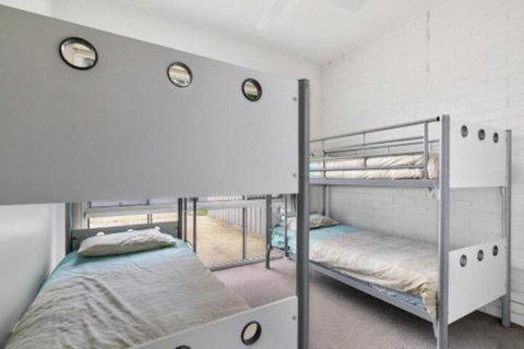 THE BEACH HIVE PET FRIENDLY (OUTSIDE ONLY) INLET SIDE - Accommodation Newcastle 3