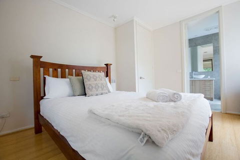 Comfy Holiday House With Pool@rosanna - Accommodation Newcastle 4