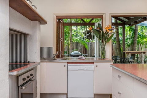 A SWEET ESCAPE Byron Surf Cottage Walk To Byron - Accommodation Newcastle 1