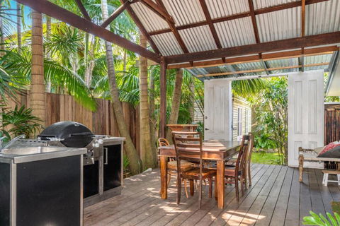 A SWEET ESCAPE Byron Surf Cottage Walk To Byron - Accommodation Newcastle 2