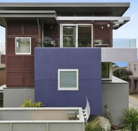 SURF CENTRAL Wifi double garage  smack bang in the middle of town - Accommodation Newcastle