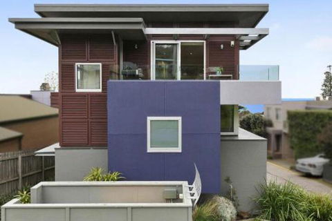 SURF CENTRAL Wifi Double Garage & Smack Bang In The Middle Of Town - Accommodation Newcastle 0