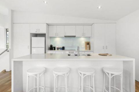 SURF CENTRAL Wifi Double Garage & Smack Bang In The Middle Of Town - Accommodation Newcastle 2