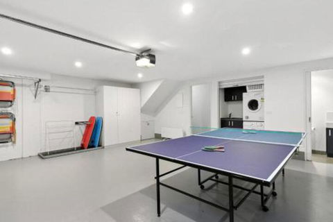 SURF CENTRAL Wifi Double Garage & Smack Bang In The Middle Of Town - Accommodation Newcastle 6