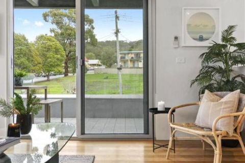 SURF CENTRAL Wifi Double Garage & Smack Bang In The Middle Of Town - Accommodation Newcastle 3