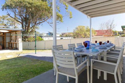 SeaHaven 2 Richardson Ave Large Home With Aircon Smart TV WIFI Netflix & Boat Parking - Accommodation Newcastle 5