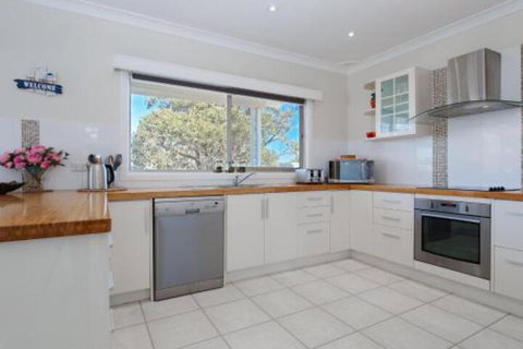 SeaHaven 2 Richardson Ave Large Home With Aircon Smart TV WIFI Netflix & Boat Parking - Accommodation Newcastle 4